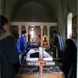 Заупокојена Литургија и опијело игуманији Евангелији