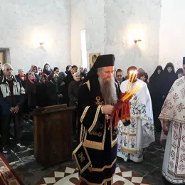 Епископ Јоаникије служио Литургију у манастиру Мајсторовина