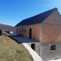 Владика Јоаникије обишао цркву у Врбици