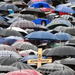 Амерички Блумберг: Лидер који најдуже на власти у читавој Европи сада жели своју цркву