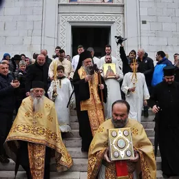 Епископ Јоаникије на литији у Никшићу