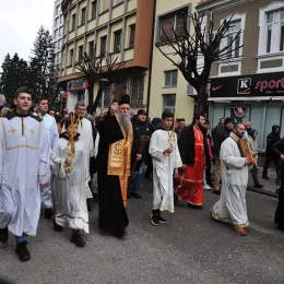 Епископ Јоаникије на литији у Никшићу