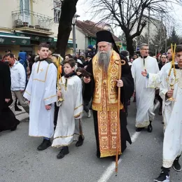 Епископ Јоаникије на литији у Никшићу