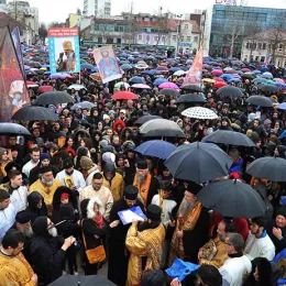 Епископ Јоаникије на литији у Никшићу