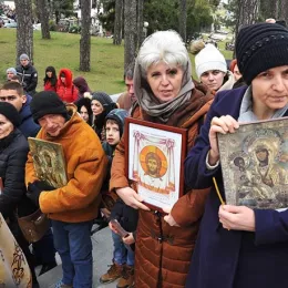 Епископ Јоаникије на литији у Никшићу