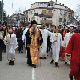 Епископ Јоаникије на литији у Никшићу