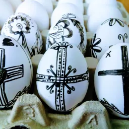 У Ораховцу и Великој Хочи почело шарање васкршњих јаја