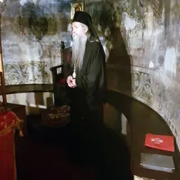 Владика Јоаникије служио у Ђурђевим Ступовима Велико бденије са 12 Страдалних јеванђеља