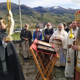 Епископ Јоаникије служио Пасхално вечерње љубави у Мартиновићима код Гусиња