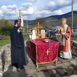 Епископ Јоаникије служио Пасхално вечерње љубави у Мартиновићима код Гусиња