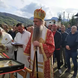 Епископ Јоаникије служио Пасхално вечерње љубави у Мартиновићима код Гусиња