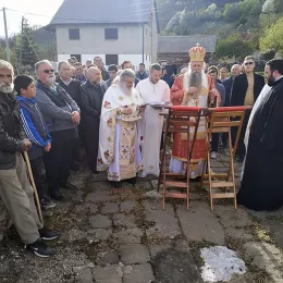 Епископ Јоаникије служио Пасхално вечерње љубави у Мартиновићима код Гусиња