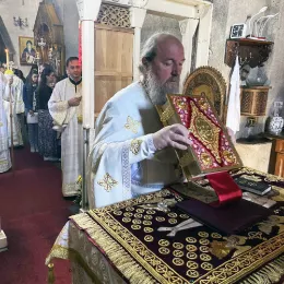 Света Архијерејска Литургија на Васкрсни понедјељак у Ђурђевим Ступовима