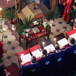 У Саборном храму у Никшићу на Велики петак служена вечерња служба са изношењем Плаштанице