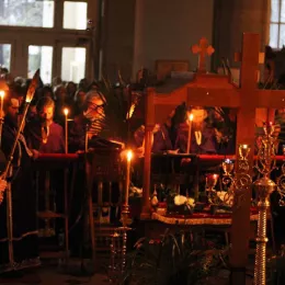 У Саборном храму у Никшићу на Велики петак служена вечерња служба са изношењем Плаштанице