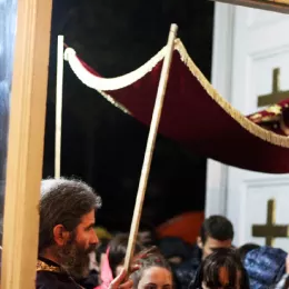 У Саборном храму у Никшићу на Велики петак служена вечерња служба са изношењем Плаштанице