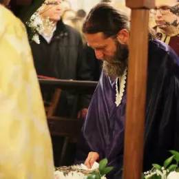 У Саборном храму у Никшићу на Велики петак служена вечерња служба са изношењем Плаштанице