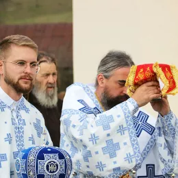 Владика Методије освештао храм Светог Апостола Томе у Подбишћу