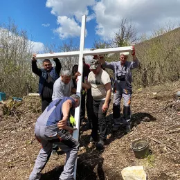 Света литургија на црквишту Светог Николаја Мирликијског