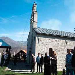 Епископ Методије на Благовијести богослужио у Пољима код Мојковца