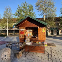 На главном Тргу у Никшићу обијена кућица са украсима