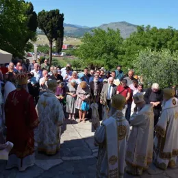 У манастиру Дајбабе освештано спомен обиљежје Царским страстотерпцима Романовима