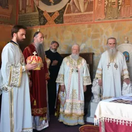 У манастиру Дајбабе освештано спомен обиљежје Царским страстотерпцима Романовима