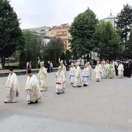 У храму Светог Саве у Београду литургијски прослављени новопроглашени косовско-метохијски мученици