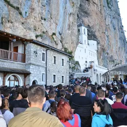 Празник Светог Василија свечано, саборно и молитвено прослављен у острошкој светињи