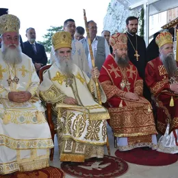 Празник Светог Василија свечано, саборно и молитвено прослављен у острошкој светињи