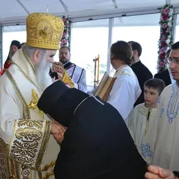 Празник Светог Василија свечано, саборно и молитвено прослављен у острошкој светињи