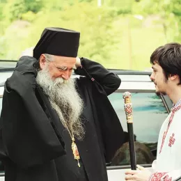 Епископ Јоаникије у манастиру Добриловини