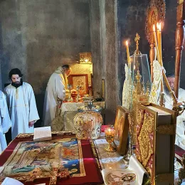 Литургијско сабрање, на Томину недјељу, у Ђурђевим Ступовима 