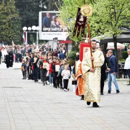 Ђурђевданска литија кроз Беране: Народ се скупља око Христа, у истим литијама, настављајући континуитет и однос са Богом, узлазећи у вишњи Јерусалим душом својом