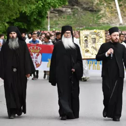 Ђурђевданска литија кроз Беране: Народ се скупља око Христа, у истим литијама, настављајући континуитет и однос са Богом, узлазећи у вишњи Јерусалим душом својом