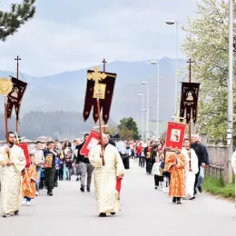 Ђурђевданска литија кроз Беране: Народ се скупља око Христа, у истим литијама, настављајући континуитет и однос са Богом, узлазећи у вишњи Јерусалим душом својом