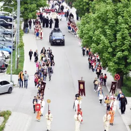 Ђурђевданска литија кроз Беране: Народ се скупља око Христа, у истим литијама, настављајући континуитет и однос са Богом, узлазећи у вишњи Јерусалим душом својом