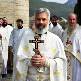 Ђурђевданска литија кроз Беране: Народ се скупља око Христа, у истим литијама, настављајући континуитет и однос са Богом, узлазећи у вишњи Јерусалим душом својом