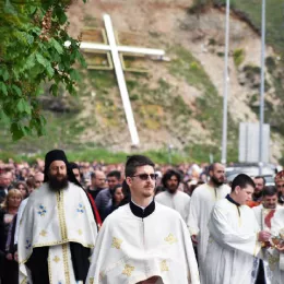 Ђурђевданска литија кроз Беране: Народ се скупља око Христа, у истим литијама, настављајући континуитет и однос са Богом, узлазећи у вишњи Јерусалим душом својом