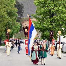 Ђурђевданска литија кроз Беране: Народ се скупља око Христа, у истим литијама, настављајући континуитет и однос са Богом, узлазећи у вишњи Јерусалим душом својом