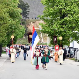 Ђурђевданска литија кроз Беране: Народ се скупља око Христа, у истим литијама, настављајући континуитет и однос са Богом, узлазећи у вишњи Јерусалим душом својом