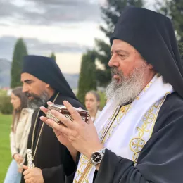 Свечани дочек моштију Светог Владике Николаја Велимировића и Епископа Исихија