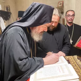 Свечани дочек моштију Светог Владике Николаја Велимировића и Епископа Исихија