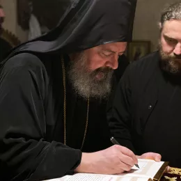 Свечани дочек моштију Светог Владике Николаја Велимировића и Епископа Исихија