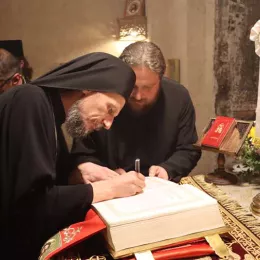 Свечани дочек моштију Светог Владике Николаја Велимировића и Епископа Исихија