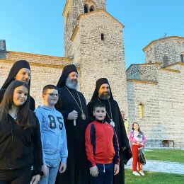 Свечани дочек моштију Светог Владике Николаја Велимировића и Епископа Исихија