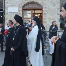 Свечани дочек моштију Светог Владике Николаја Велимировића и Епископа Исихија