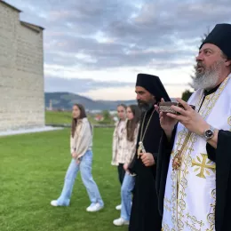 Свечани дочек моштију Светог Владике Николаја Велимировића и Епископа Исихија