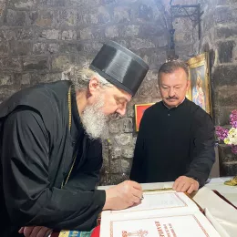 Епископ Исихије посјетио древне светиње у Бијелом Пољу