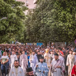 Митрополит Јоаникије кроз Подгорицу предводио традиционалну Марковданску литију